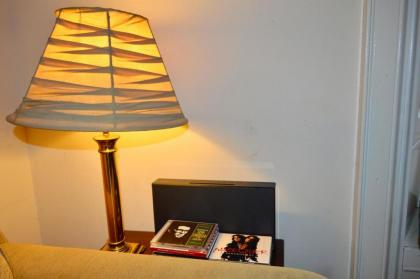 Comfortable 2 Bedroom Apartment On Historic Rose Street - image 17