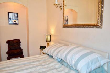 Comfortable 2 Bedroom Apartment On Historic Rose Street - image 2
