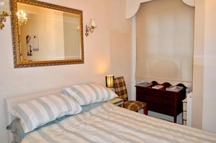 Comfortable 2 Bedroom Apartment On Historic Rose Street - image 3