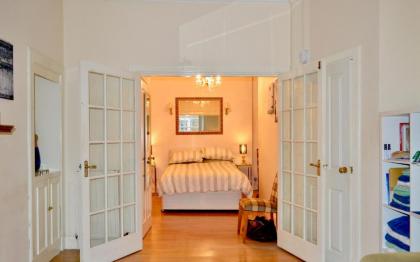 Comfortable 2 Bedroom Apartment On Historic Rose Street - image 4