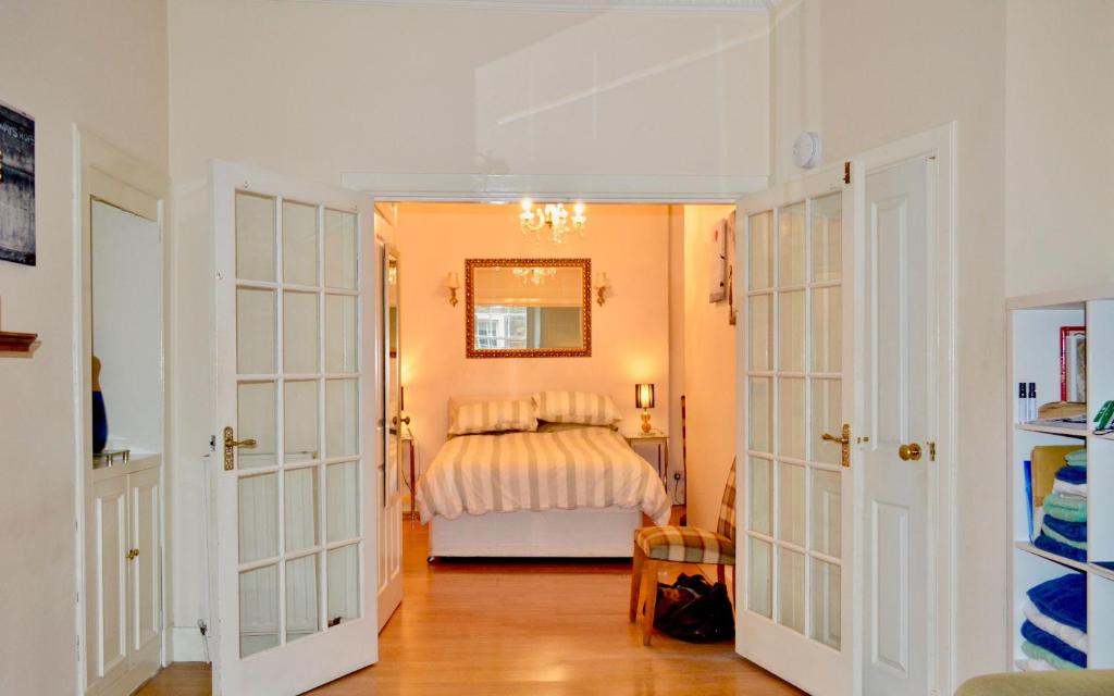 Comfortable 2 Bedroom Apartment On Historic Rose Street - image 4