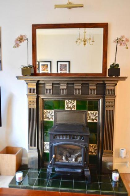 Comfortable 2 Bedroom Apartment On Historic Rose Street - image 5