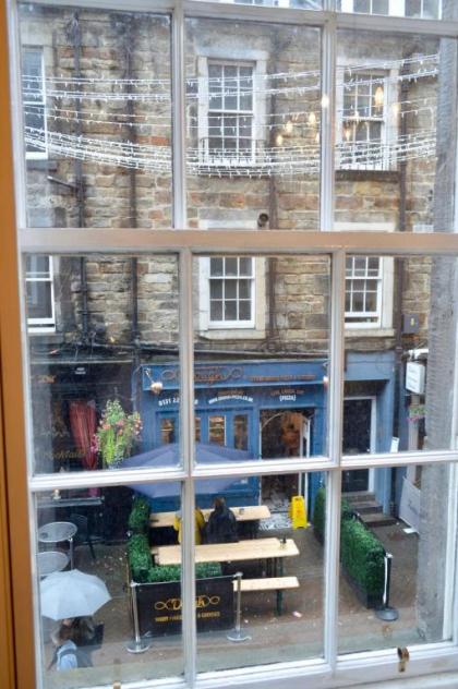 Comfortable 2 Bedroom Apartment On Historic Rose Street - image 8