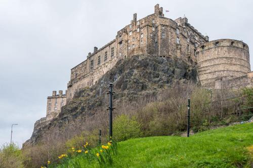 Kings Stables Grassmarket - image 6