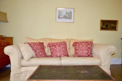 1 Bedroom Thistle Street Apartment - image 11
