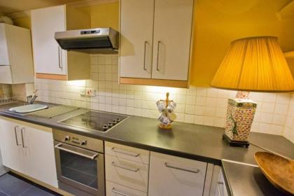 1 Bedroom Thistle Street Apartment - image 15