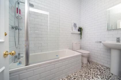 Meadowville - Luxury Apartment with Castle views - image 2