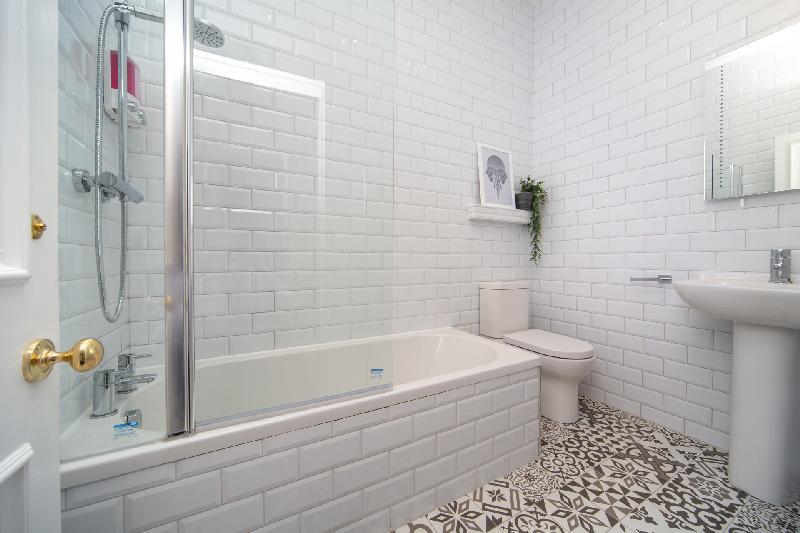 Meadowville - Luxury Apartment with Castle views - image 2