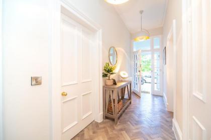 Meadowville - Luxury Apartment with Castle views - image 4