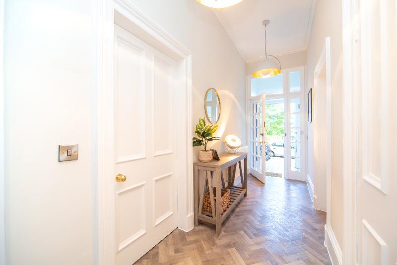Meadowville - Luxury Apartment with Castle views - image 4