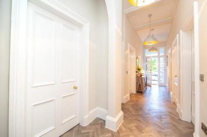 Meadowville - Luxury Apartment with Castle views - image 5