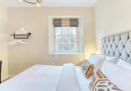 The Gloucester Lane Residence - image 20