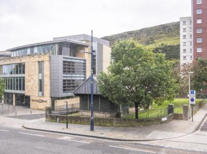 The Rock View Apartment Edinburgh Old Town 2-Bedroom Terrace Lift Parking - image 10