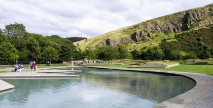 The Rock View Apartment Edinburgh Old Town 2-Bedroom Terrace Lift Parking - image 14