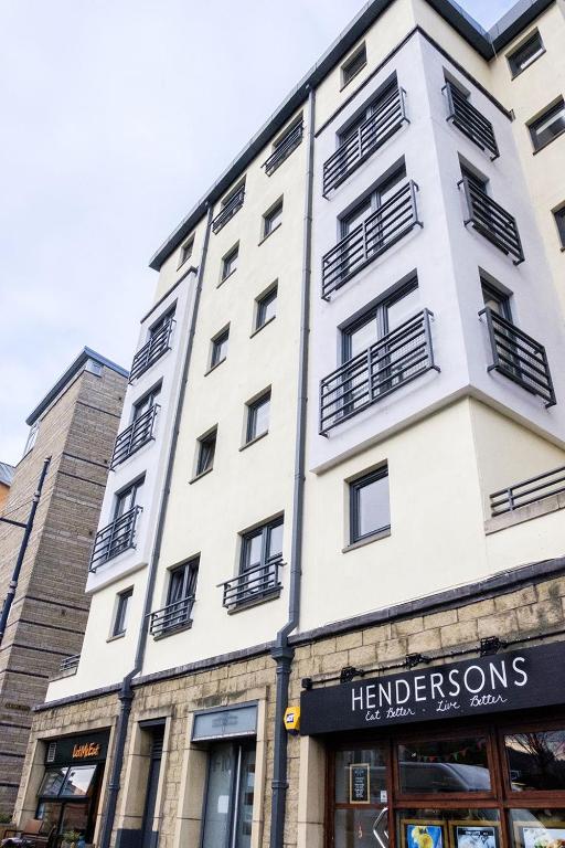 The Rock View Apartment Edinburgh Old Town 2-Bedroom Terrace Lift Parking - image 2