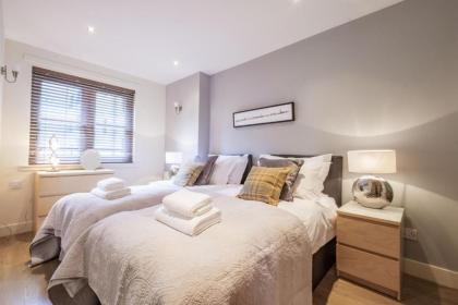 The Rock View Apartment Edinburgh Old Town 2-Bedroom Terrace Lift Parking - image 20