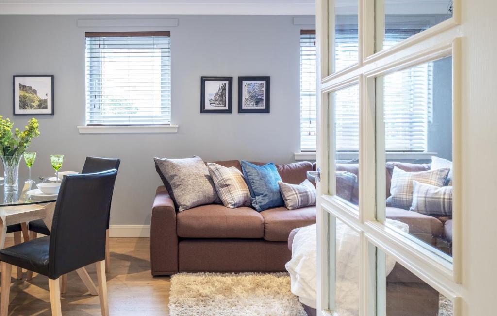 The Rock View Apartment Edinburgh Old Town 2-Bedroom Terrace Lift Parking - image 3