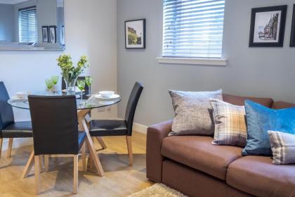 The Rock View Apartment Edinburgh Old Town 2-Bedroom Terrace Lift Parking - image 4