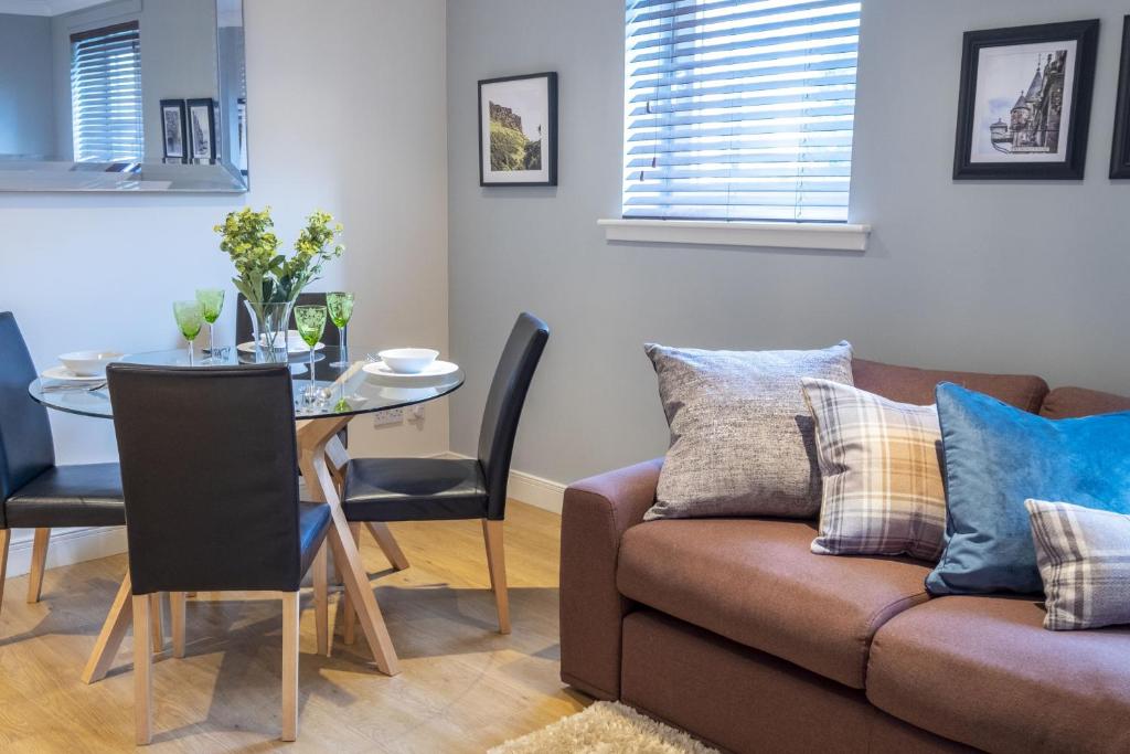 The Rock View Apartment Edinburgh Old Town 2-Bedroom Terrace Lift Parking - image 4