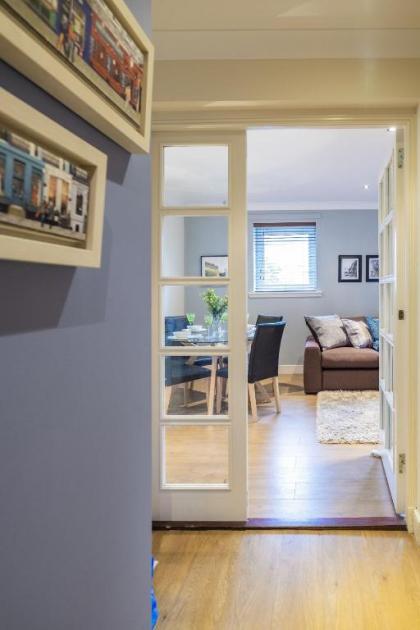 The Rock View Apartment Edinburgh Old Town 2-Bedroom Terrace Lift Parking - image 5