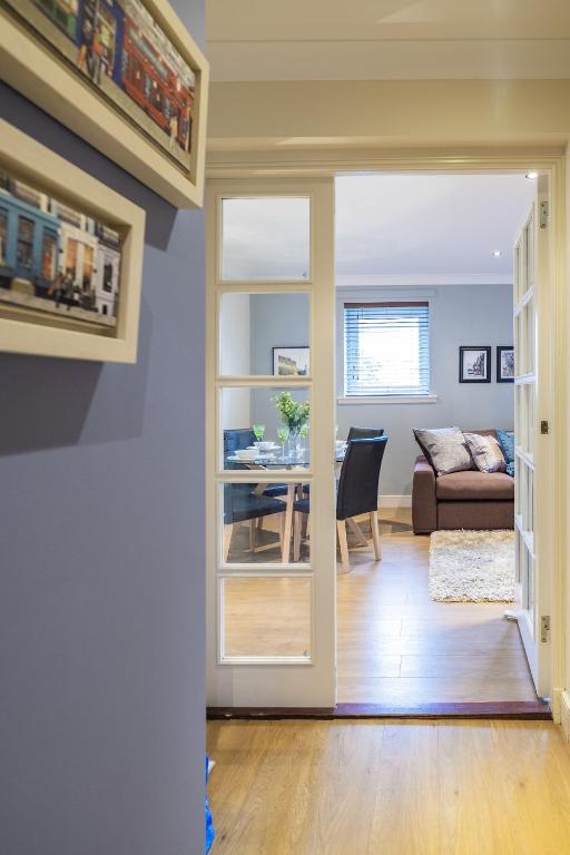 The Rock View Apartment Edinburgh Old Town 2-Bedroom Terrace Lift Parking - image 5