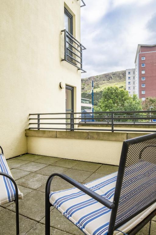 The Rock View Apartment Edinburgh Old Town 2-Bedroom Terrace Lift Parking - image 6
