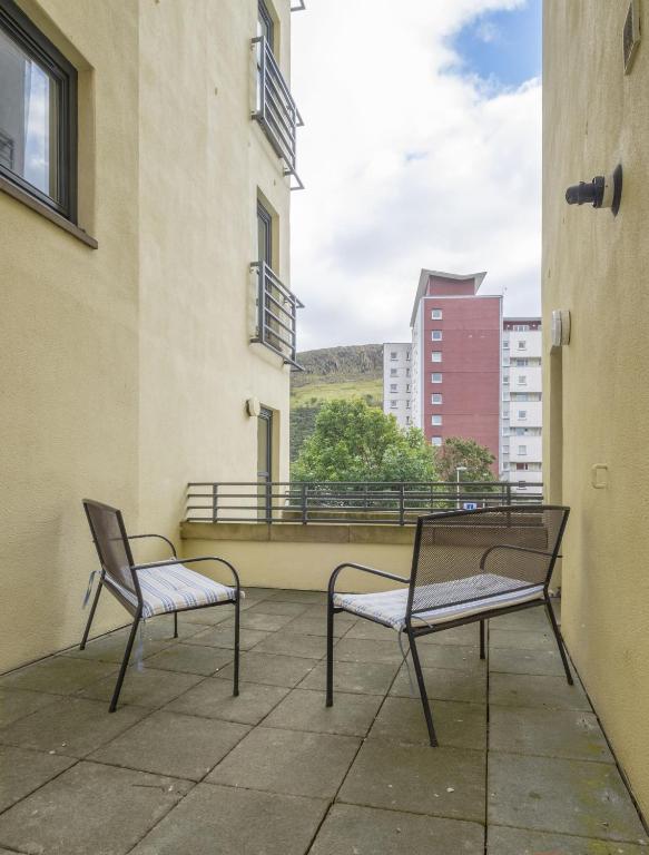 The Rock View Apartment Edinburgh Old Town 2-Bedroom Terrace Lift Parking - image 7