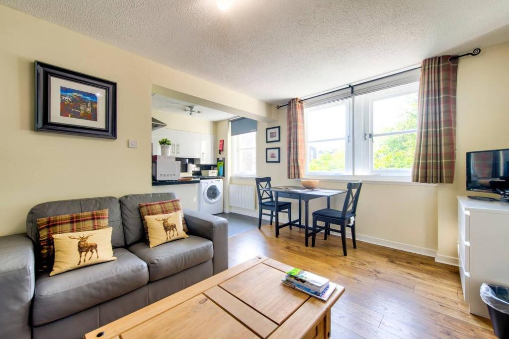 Stunning Studio Apartment Castle View - main image