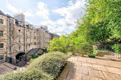 Stunning Studio Apartment Castle View - image 15