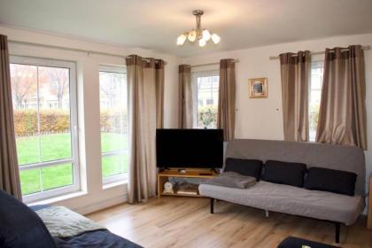 Bright and Spacious Apartment Near City Centre - image 1