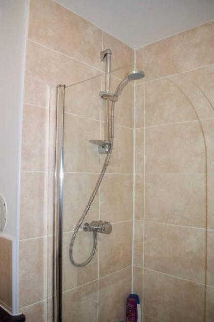 Bright and Spacious Apartment Near City Centre - image 10