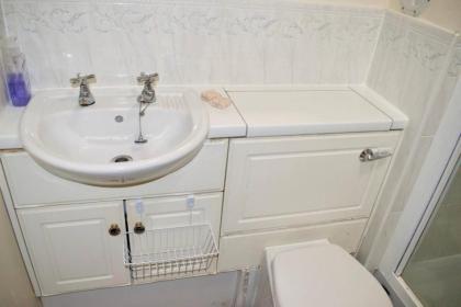 Bright and Spacious Apartment Near City Centre - image 11