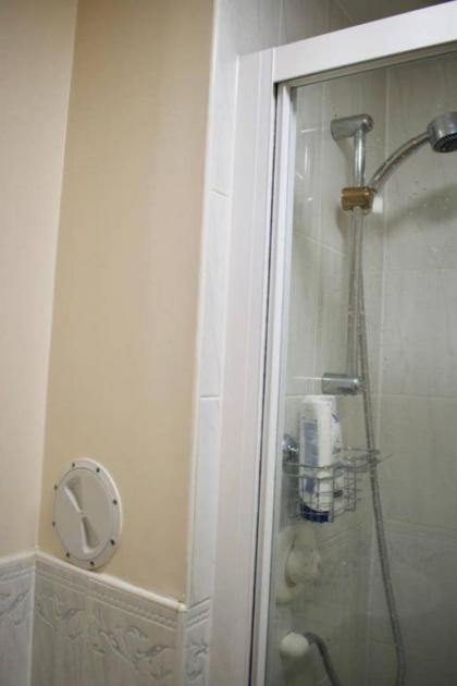 Bright and Spacious Apartment Near City Centre - image 18