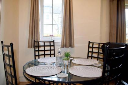 Bright and Spacious Apartment Near City Centre - image 3