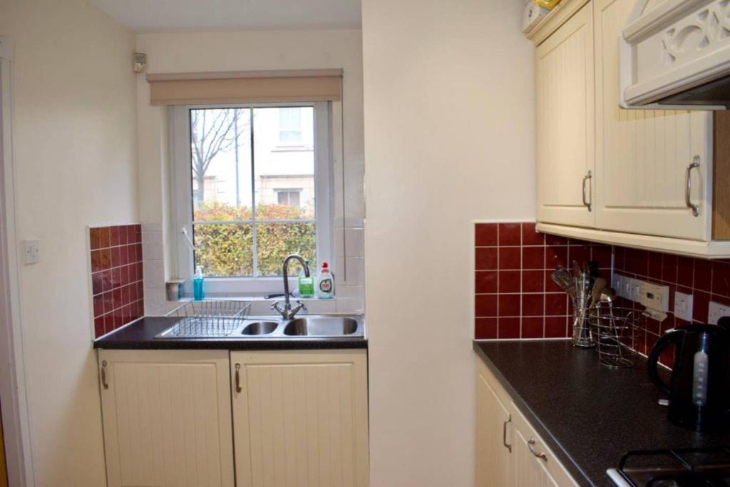 Bright and Spacious Apartment Near City Centre - image 6