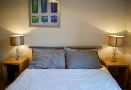 Bright and Spacious Apartment Near City Centre - image 8