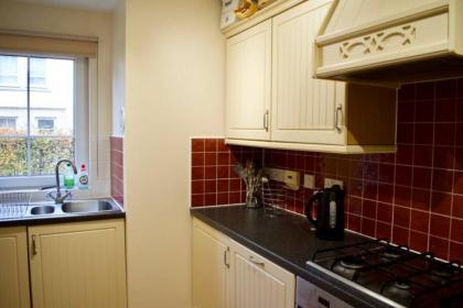 Bright and Spacious Apartment Near City Centre - image 9