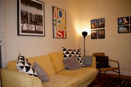 Central 3 Bedroom next to Leafy Meadows - image 1