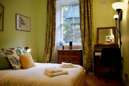 Central 3 Bedroom next to Leafy Meadows - image 15