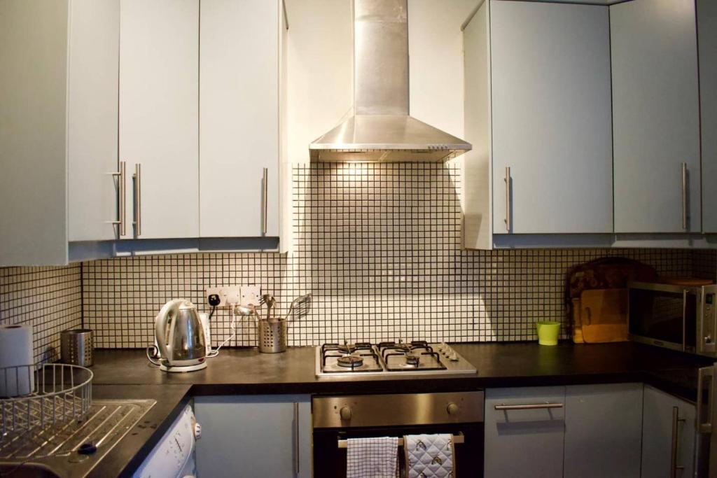 Central 3 Bedroom next to Leafy Meadows - image 2