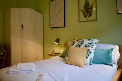 Central 3 Bedroom next to Leafy Meadows - image 3