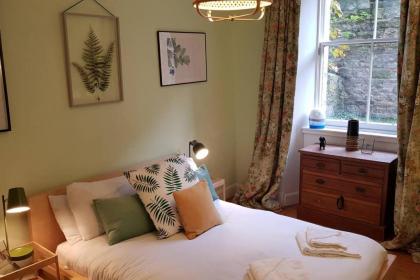 Central 3 Bedroom next to Leafy Meadows - image 5