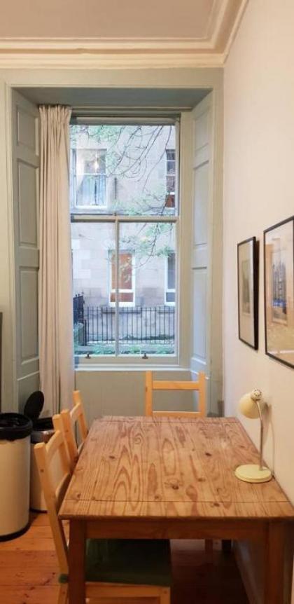 Central 3 Bedroom next to Leafy Meadows - image 6