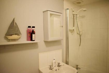 Central 3 Bedroom next to Leafy Meadows - image 7