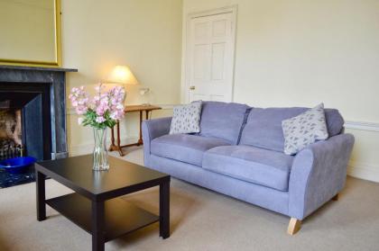 Central 2 Bedroom Flat in Edinburgh - image 1