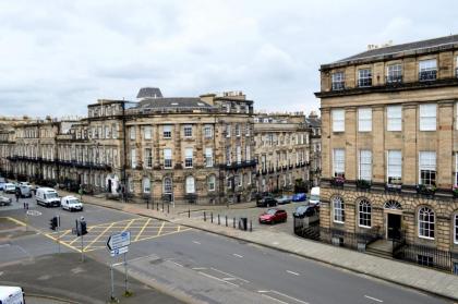 Central 2 Bedroom Flat in Edinburgh - image 10