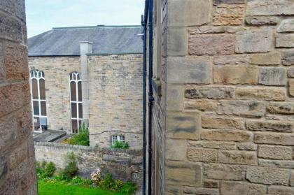 Central 2 Bedroom Flat in Edinburgh - image 6