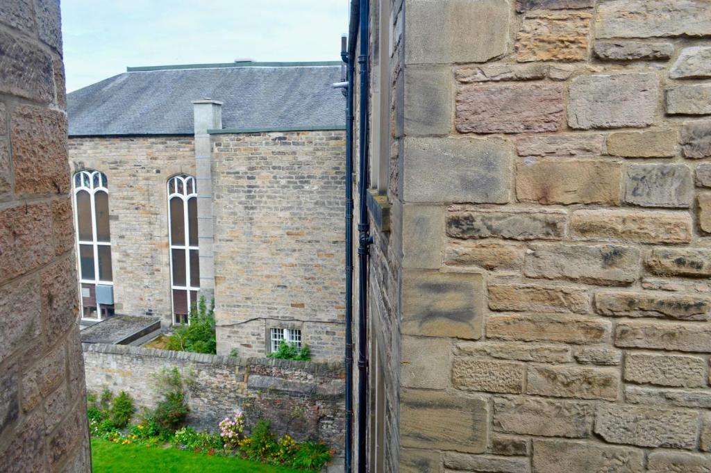 Central 2 Bedroom Flat in Edinburgh - image 6