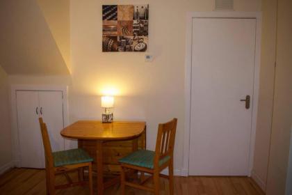 Welcoming and Homely 2 Bed in Central Location - image 11