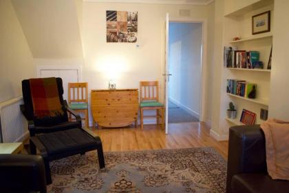 Welcoming and Homely 2 Bed in Central Location - image 12